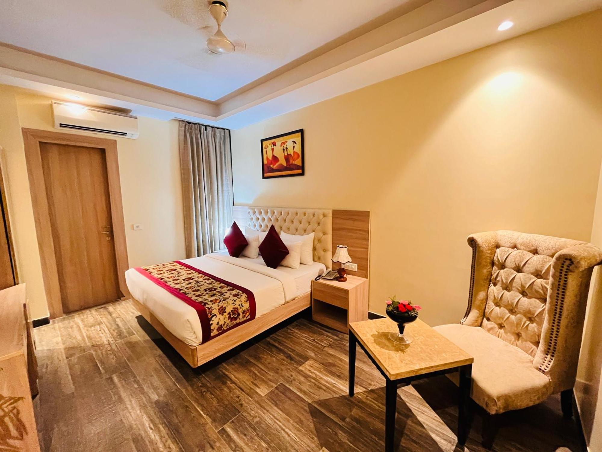Hotel Banz Near Indira Gandhi Airport Delhi 4*