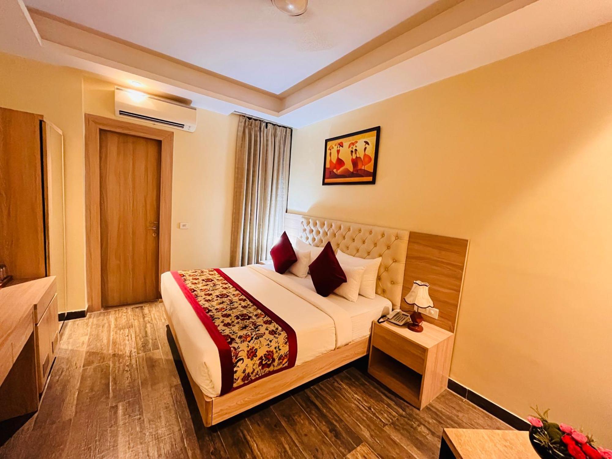 Banz Near Indira Gandhi Airport Delhi Hotel 4*