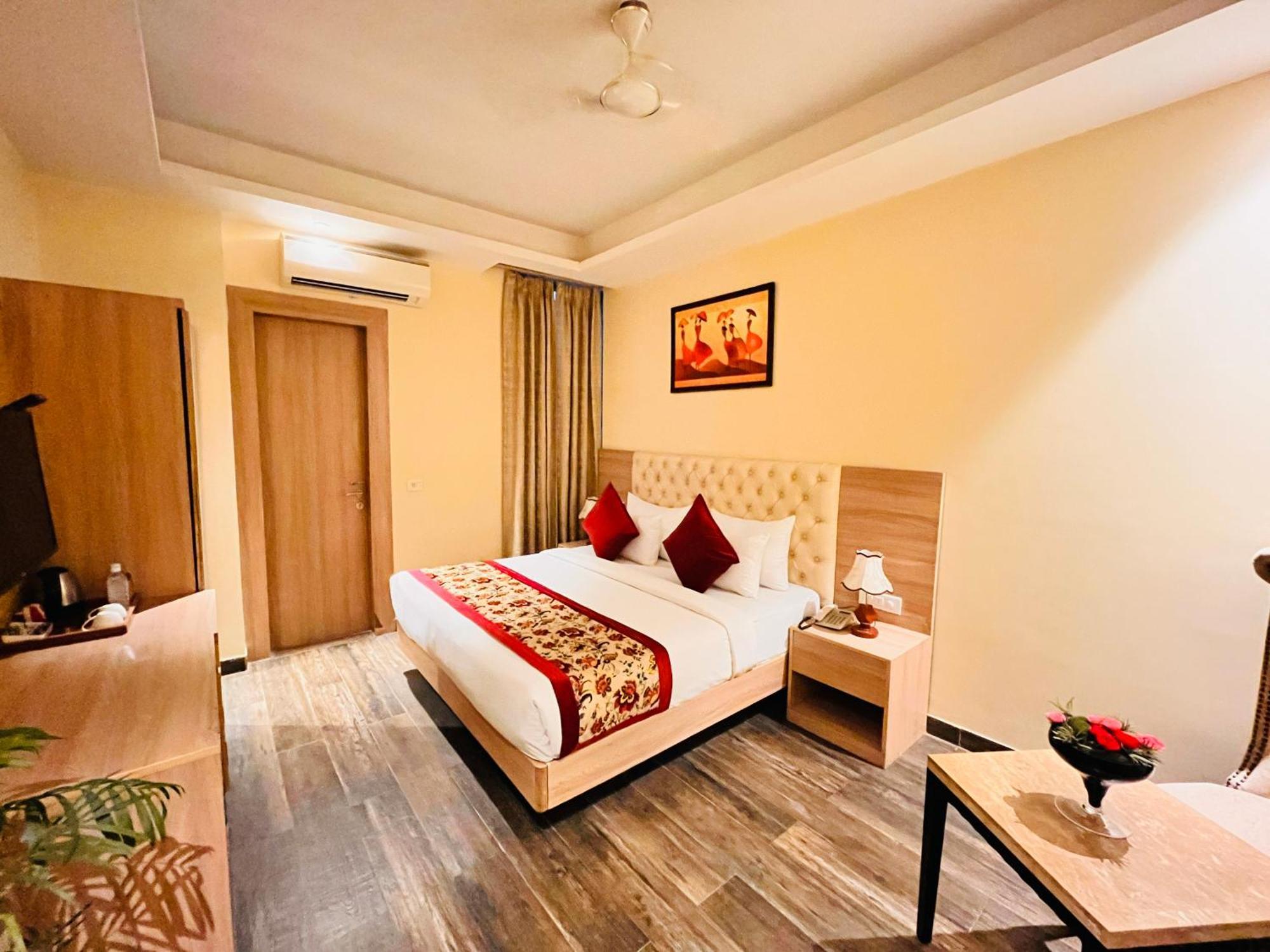 Hotel Banz Near Indira Gandhi Airport Delhi 4*
