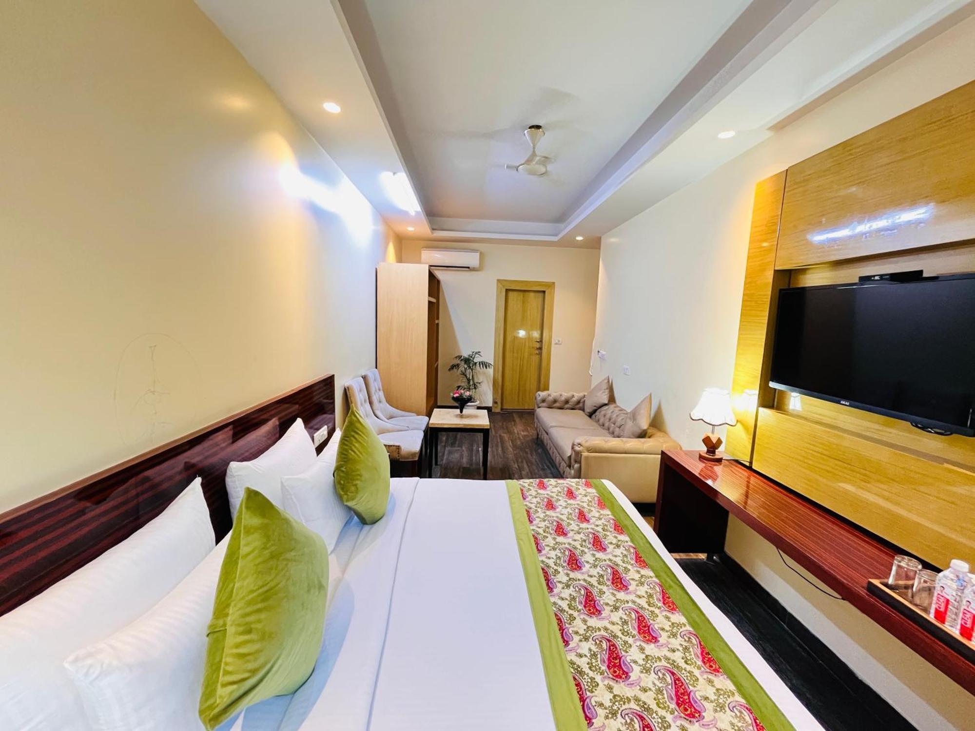 Banz Near Indira Gandhi Airport Delhi Hotel 4*