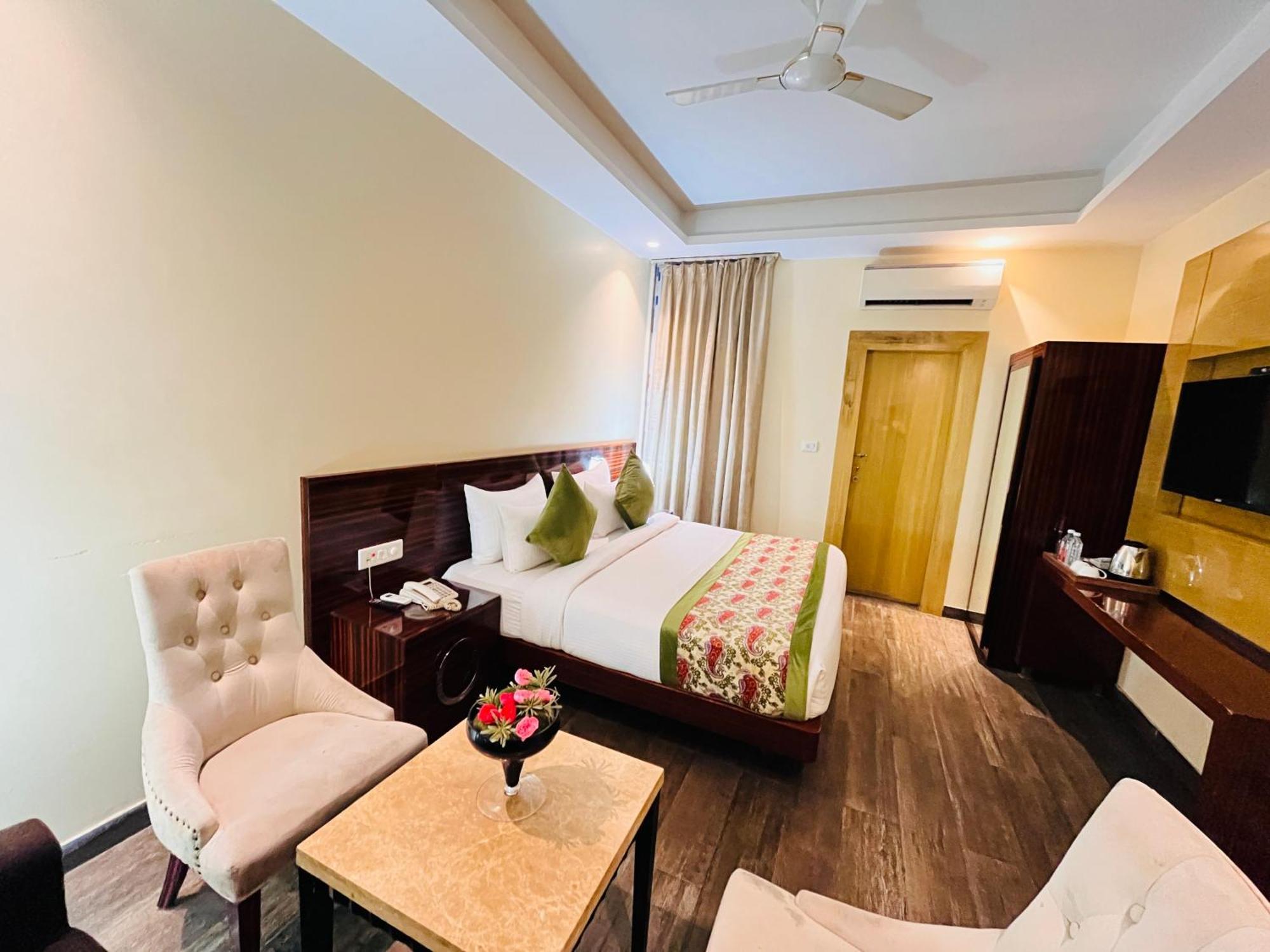 Hotel Banz Near Indira Gandhi Airport Delhi 4*
