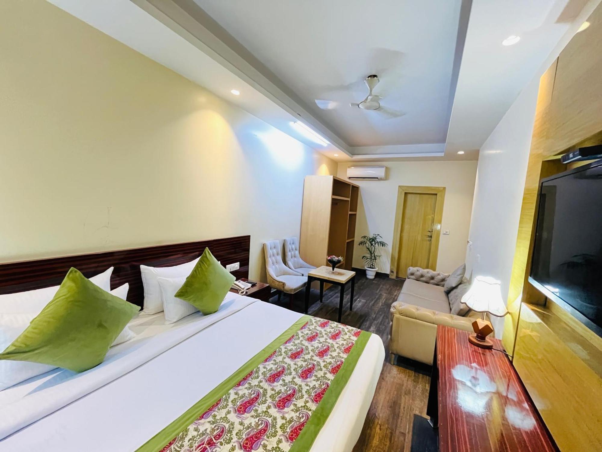 Banz Near Indira Gandhi Airport Delhi 4*