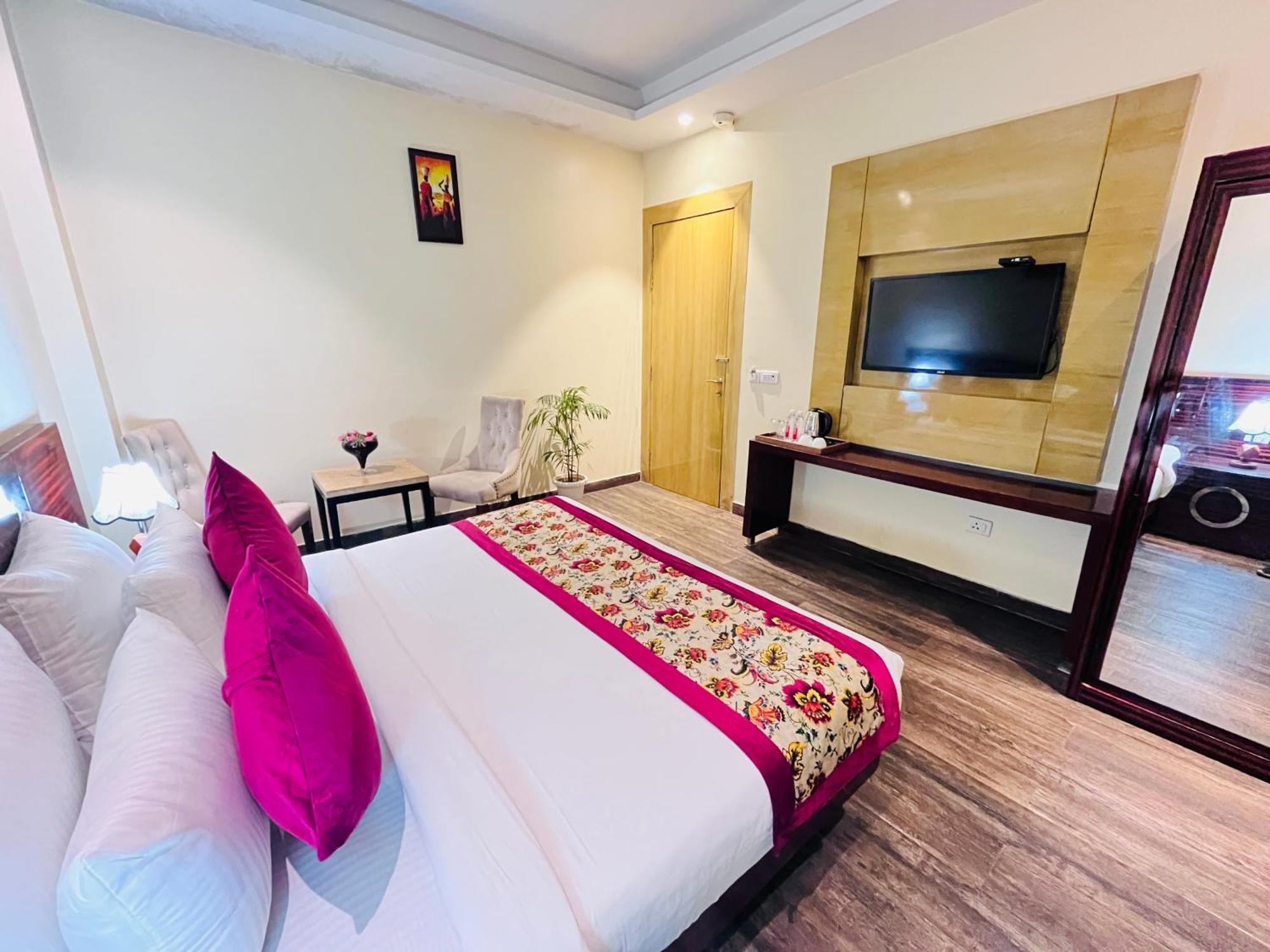 Banz Near Indira Gandhi Airport Delhi Hotel 4*