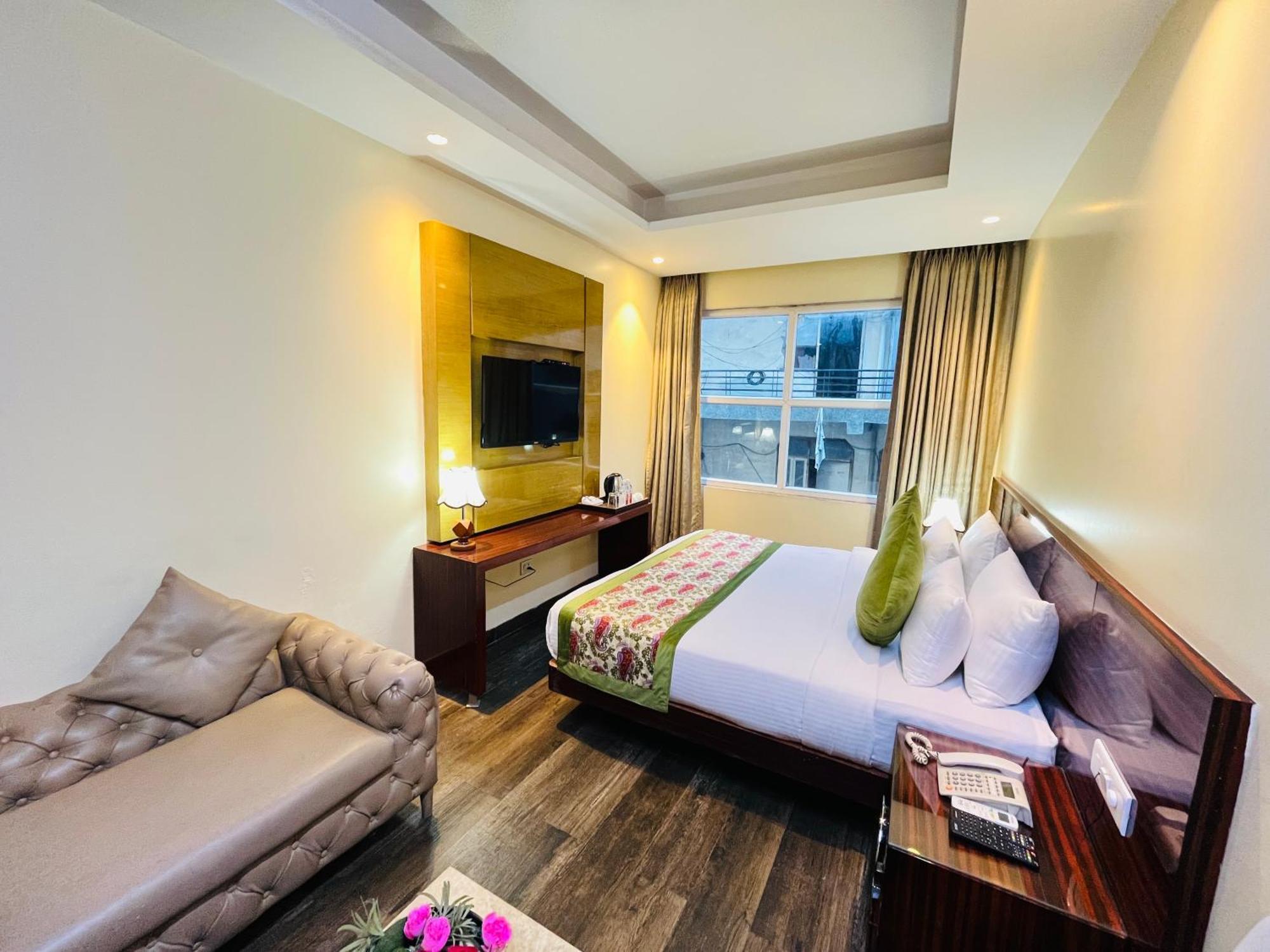 Banz Near Indira Gandhi Airport Delhi 4*